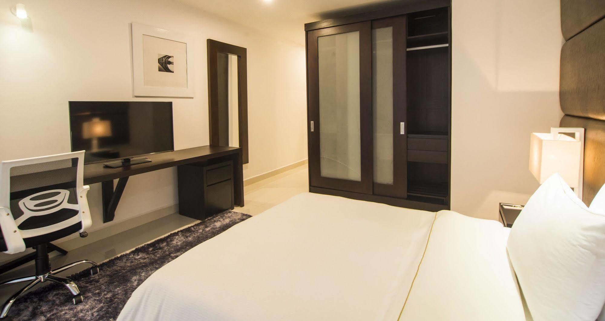 Platinum One Suites Colombo Exterior photo