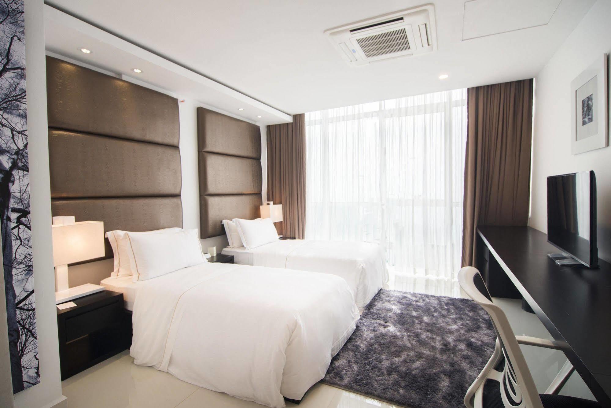 Platinum One Suites Colombo Exterior photo